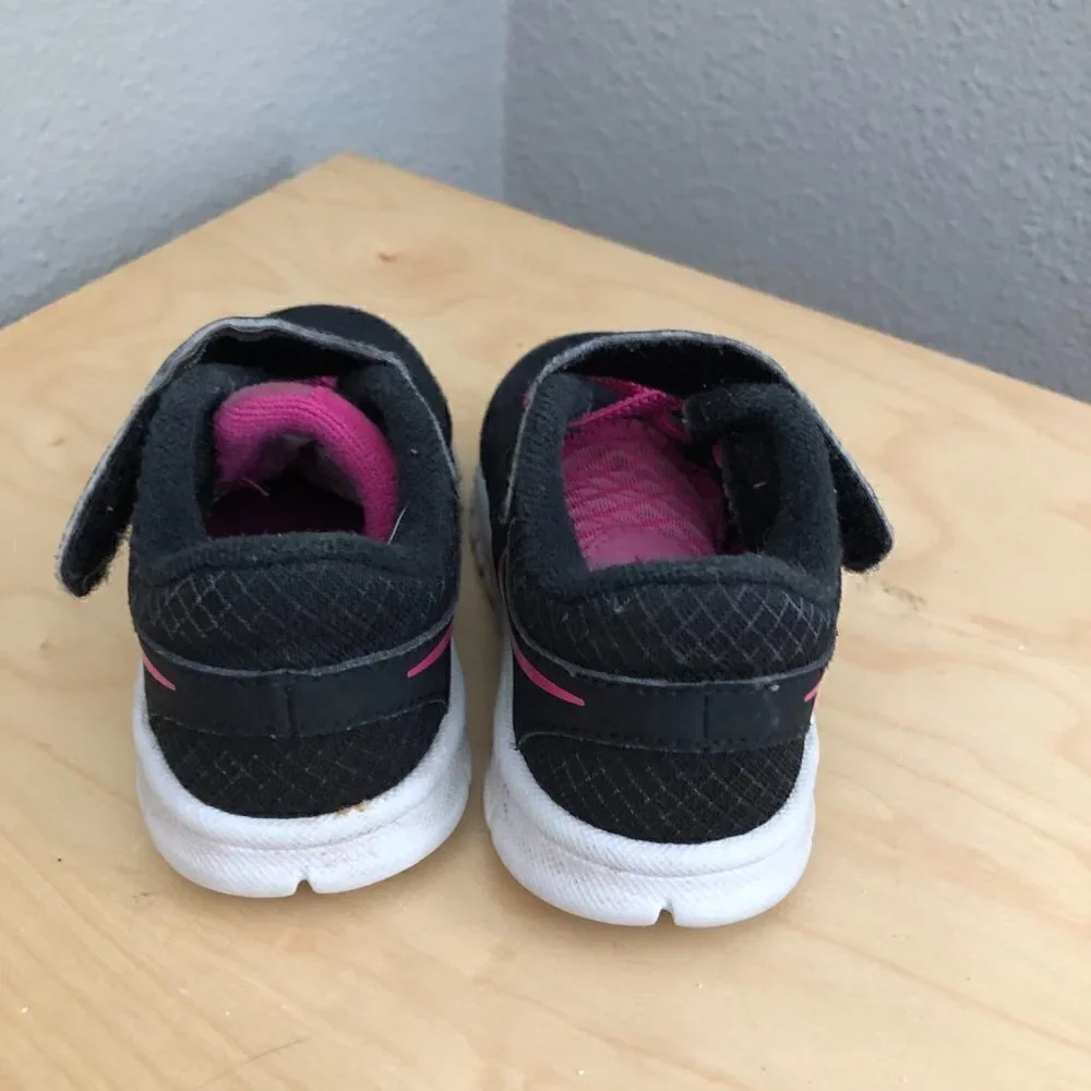 NIKE Flex Sneakers